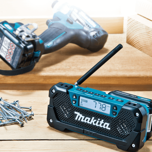 Makita battery powered discount radio